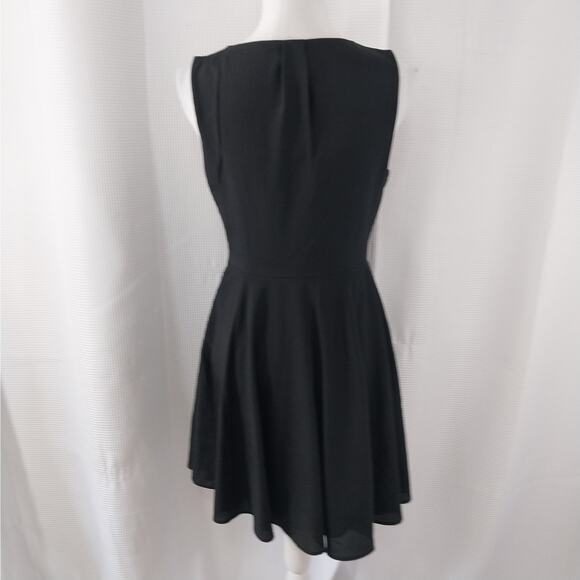 EXPRESS! ELEGANT AND UNDERSTATED BLACK A-LINE PLEATED NECKLINE DRESS! SZ 6 - Picture 5 of 10